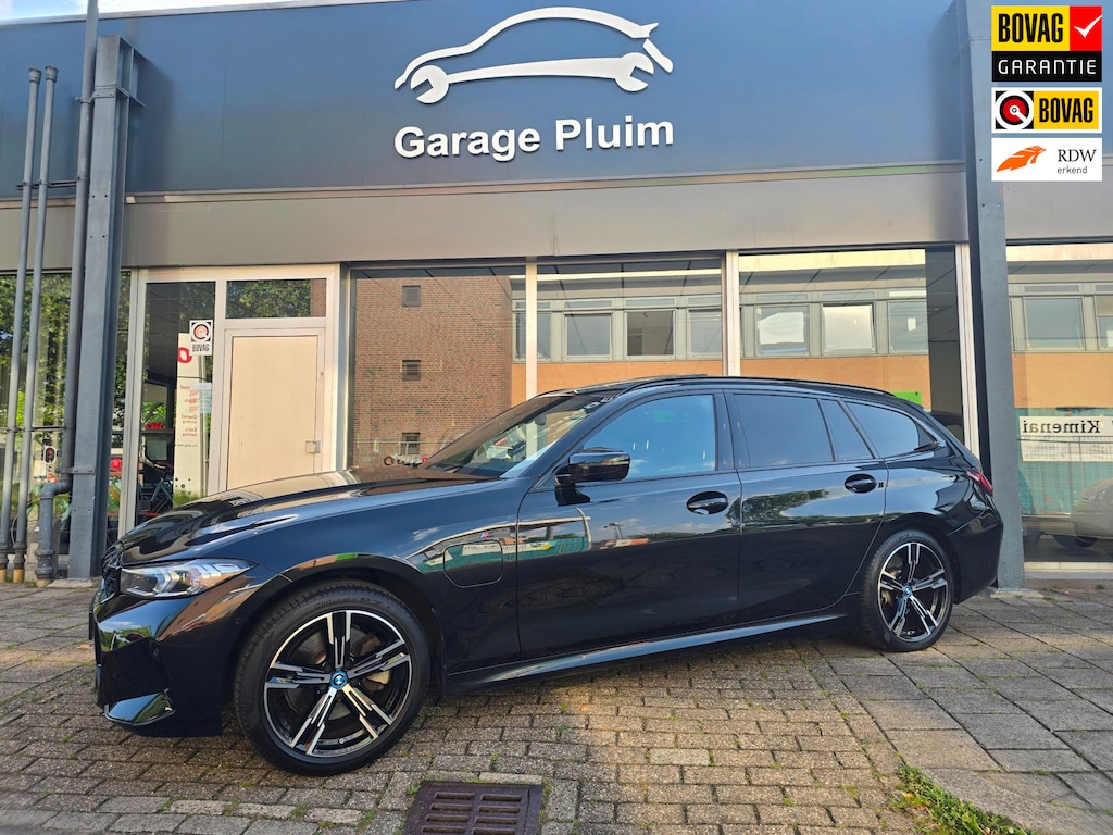 BMW 3-Serie Touring BMW 330e Touring LCI M-Sport Pano/Headup/Keyless/Shadow line