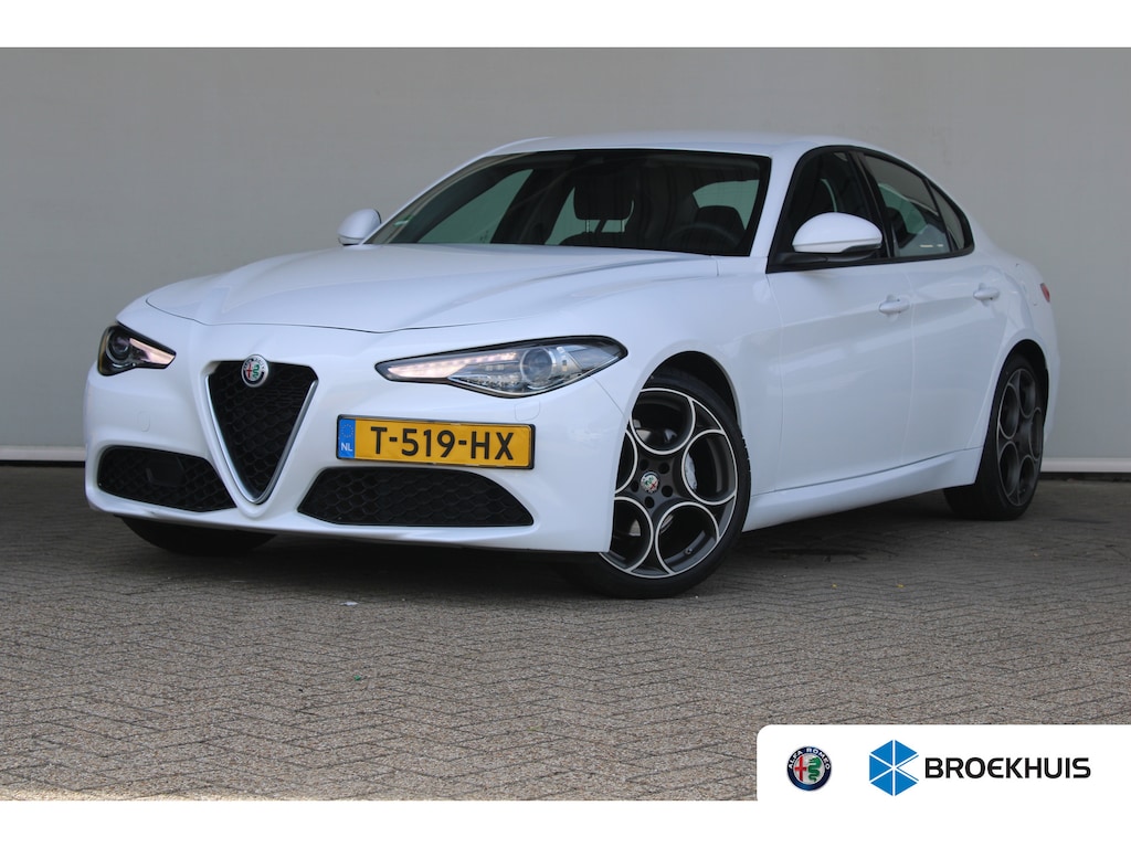 Alfa Romeo Giulia 2.0T | 19` lichtmetalen velgen | Climate control | Keyless start | Cruise control