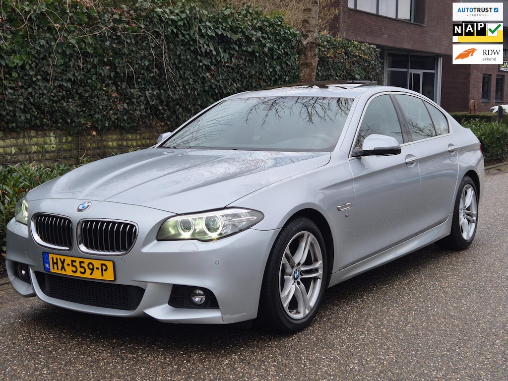 BMW 5-Serie 520i High Executive 12 maanden GARANTIE M Sport Schuifdak Apple CarPlay 2e eigenaar dig. Dash NAP NL