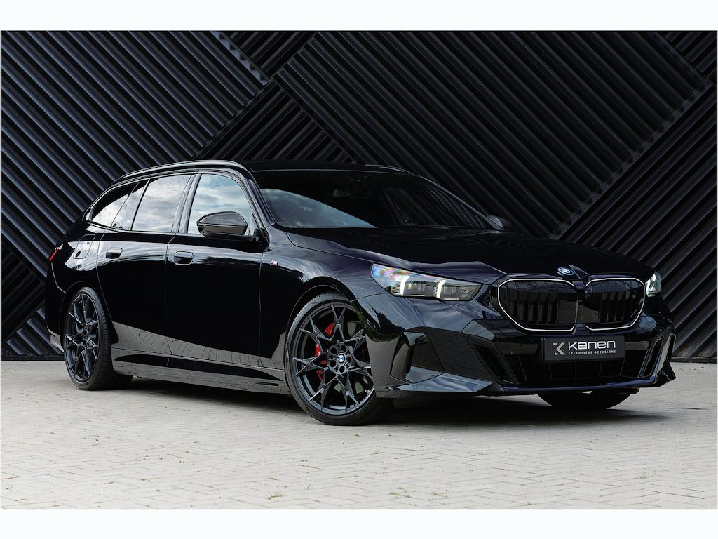 BMW 5-Serie Touring 550e xDrive M-Sport Pro ACC Pano B&W Head Up 360 M Stoelen Stoelvent. Achterasbest. Trekhaak Iconic Glow
