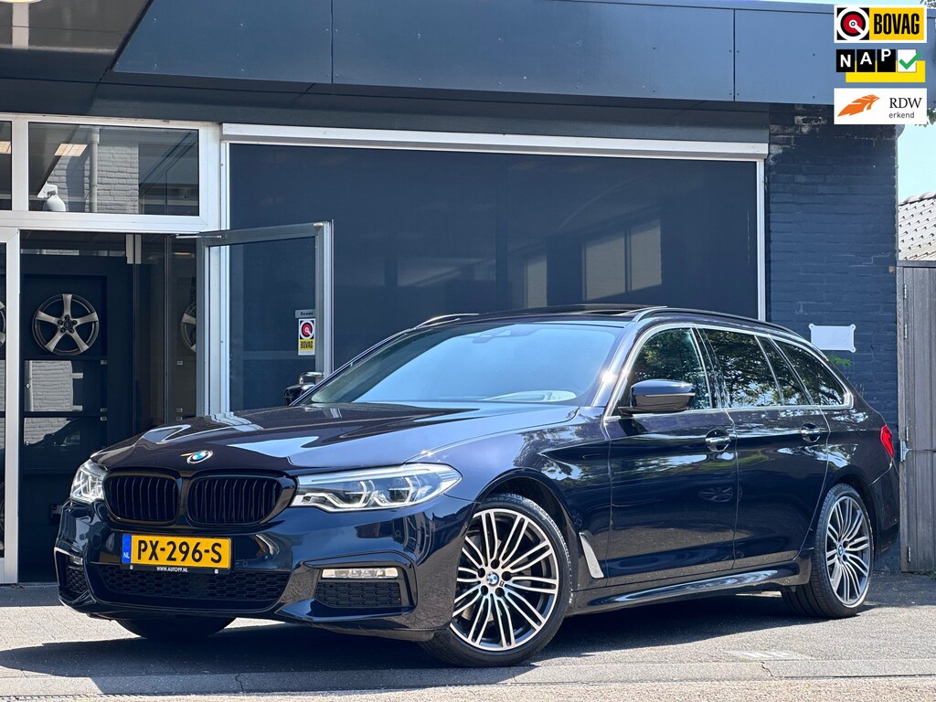 BMW 5-Serie Touring 520i High Executive M-SPORT / PANO / MEMORY / TREKHAAK