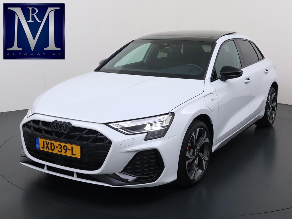 Audi A3 Sportback 45 TFSI e S edition Competition 272pk PHEV| 8.000KM!  | INCL. BTW | 143km RANGE WLTP!! | ADD. CRUISE | PANORAMADAK | FABRIEKSGARANTIE t/m 04-2027| MEGA COMPLETE AUTO| S-LINE BINNEN + BUITEN| LEDER|