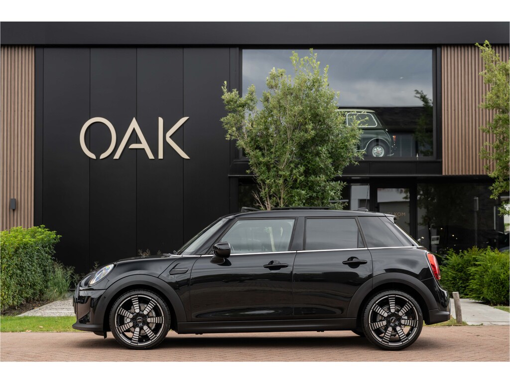MINI Cooper 5-Deurs 1.5 Aut. | Navi | Panorama | Chester Leder | Camera | Head-Up | 17"LM | MIdnight Black