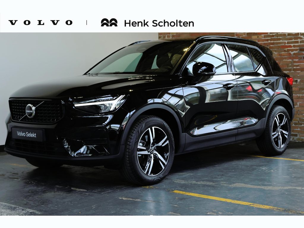 Volvo XC40 B4 Plus Dark | Trekhaak Semi-elektrisch | Adaptieve Cruise Control | Pilot Assist | Verwarmbare voorstoelen | Verwarmbaar stuurwiel | Blind Spot Information System | Verwarmbare voorruit | Parkeercamera | Parkeersensoren voor + achter |