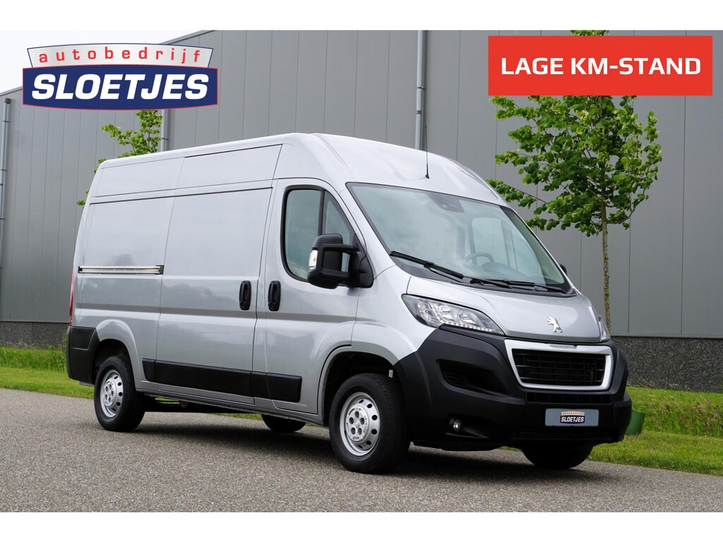 Peugeot Boxer 335 2.2 BlueHDi 140 L2H2 Premium in Topstaat |1e eigenaar |Camera |Cruise |Navi |140 pk |3500 KG |BPM vrij |Mooie camperbasis |Metallic lak |Parkeersensoren |EURO6D
