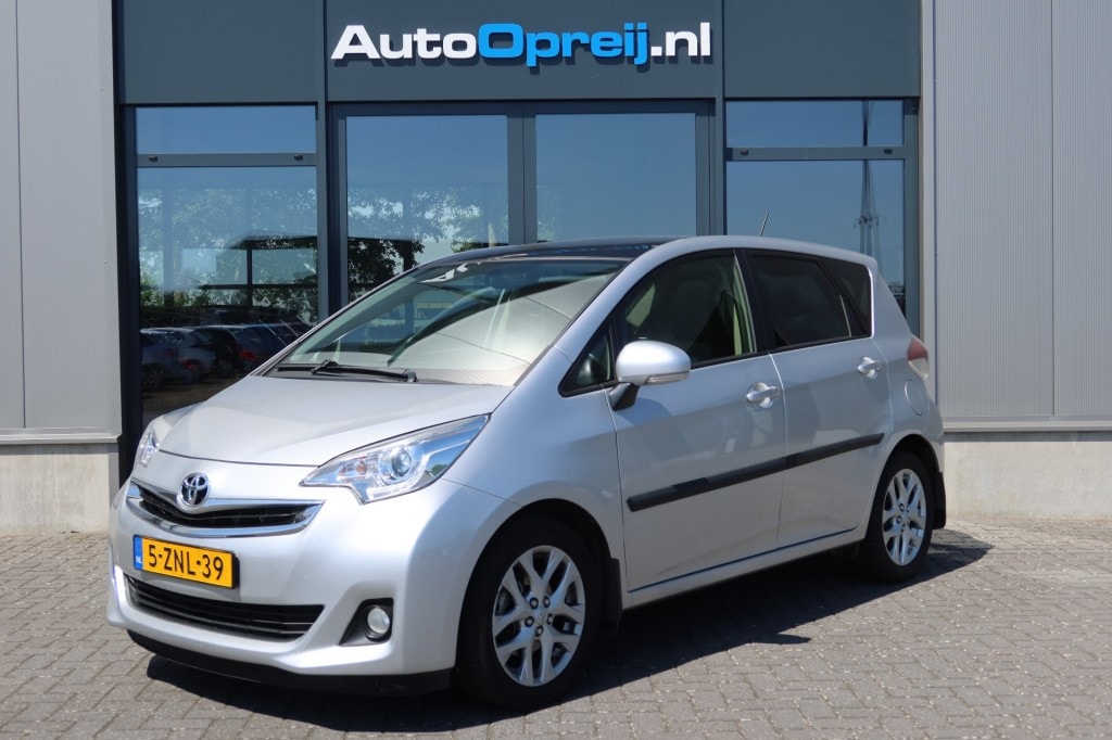 Toyota Verso-S 1.3 VVT-i Trend AUTOMAAT Clima, Camera, Panoramadak, Cruise, Trekhaak, LM-Velgen