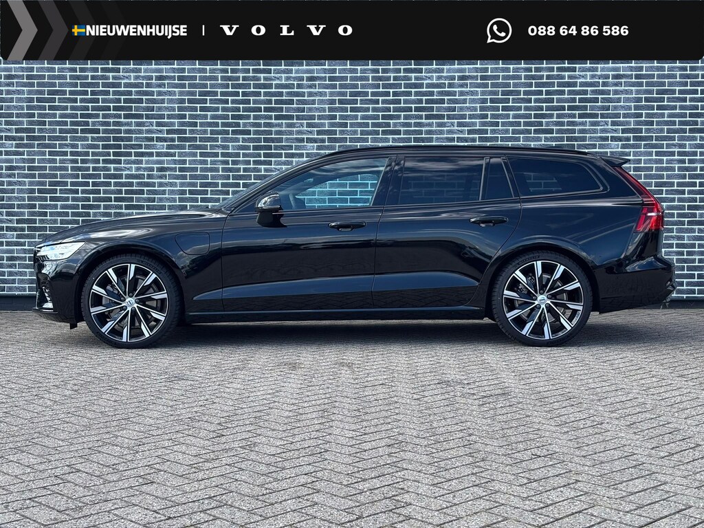 Volvo V60 2.0 T6 Plug-in hybrid AWD Ultra Dark | Google | Long Range | Schuif-/Kanteldak | Adaptieve Cruise Control |Trekhaak inklapbare | DAB | Head-Up Display | Camera | Stoelverwarming Voor + Achter | Harman Kardon Audio | Getint Glas | Zitverlenging | Elek. Stoelen | Memory | 20" LM