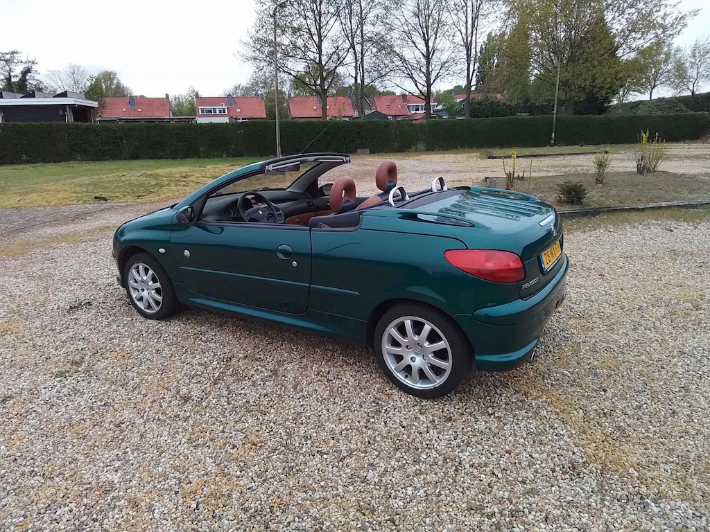 Peugeot 206 CC 2.0-16V Roland Garros NL auto met NAP KM 162 000. Zeer lux,s airco ECC