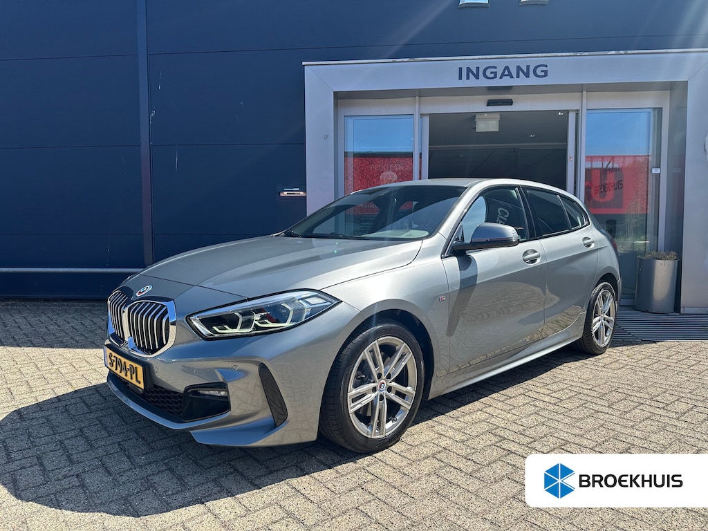 BMW 1-Serie 118i Introduction Edition | Navigatie | Skyscraper Grau | Cruise | Climate Control | Automatische 2-zone airconditioning | BMW Live Cockpit Plus | BMW M 50 Jahre uitvoering