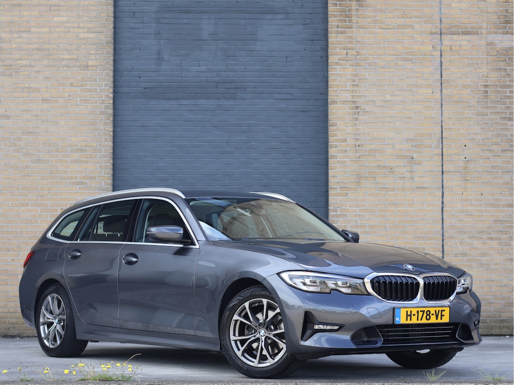 BMW 3-Serie Touring 320i Sportline Keyless | Camera | Carplay | M Sport stuurwiel | Sfeerverlichting