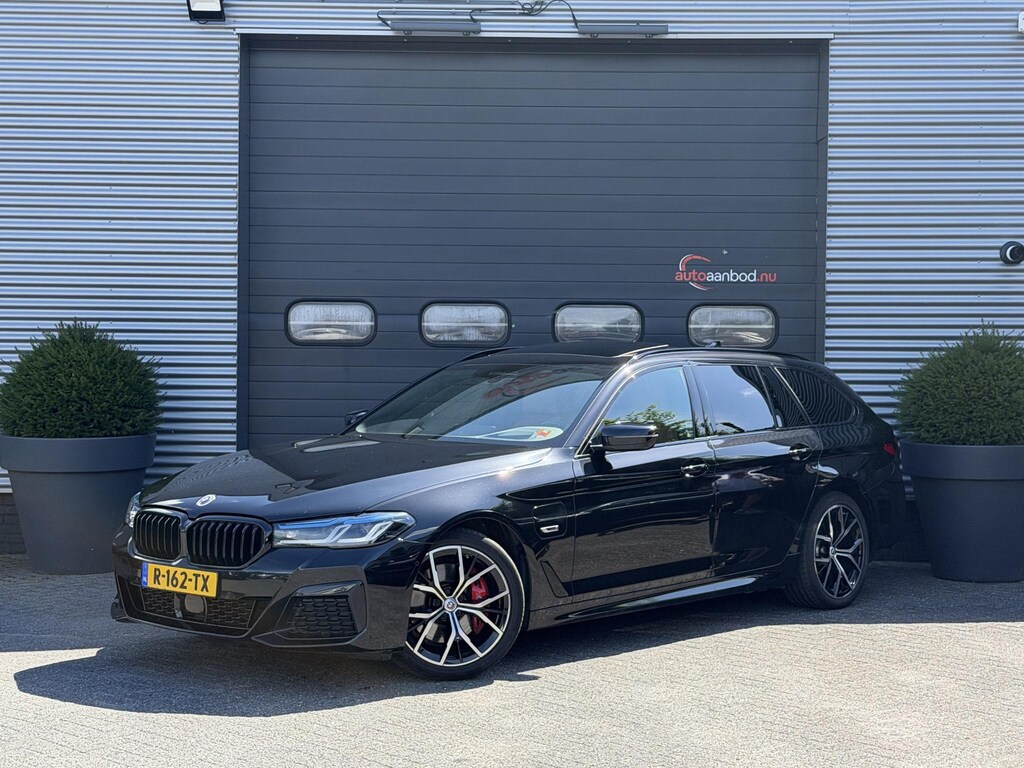 BMW 5-Serie Touring 530e M-Sport | Panoramadak | Camera | Head-Up Display | Elektrische Trekhaak | Elektrische Achterklep |
