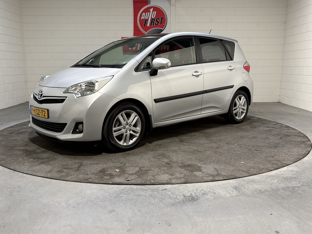 Toyota Verso-S 1.3 VVT-i Dynamic, AUTOMAAT, Camera, Cruise, Clima, Panodak, Trekhaak, Navi, Telefoon, Blue tooth, Lichtmetaal, Prijs incl. nieuwe apk, beurt en 3 mnd garantie