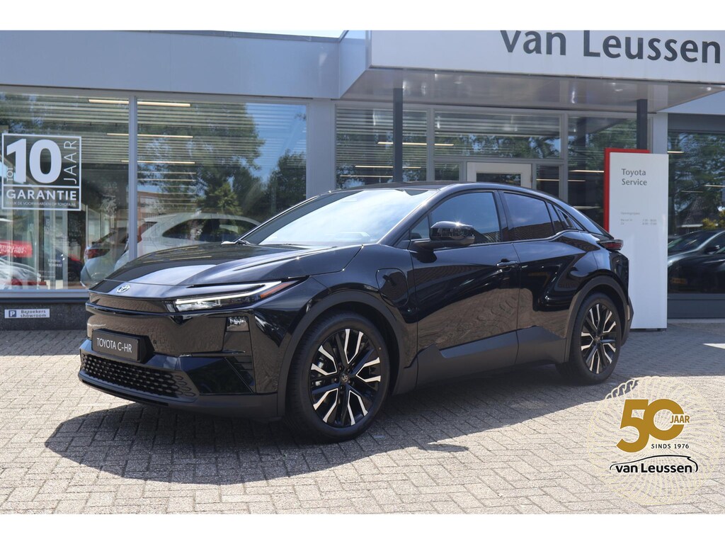 Toyota C-HR / C-HR+ FIRST EDITION 77KWH NIEUW DIRECT LEVERBAAR! STOEL/STUURVERW 20'' LM-VELGEN BLIND SPOT EL-ACHTERKLEP WARMTEPOMP NAVI PARK-SENSOREN CAMERA CLIMA APPLE/ANDROID