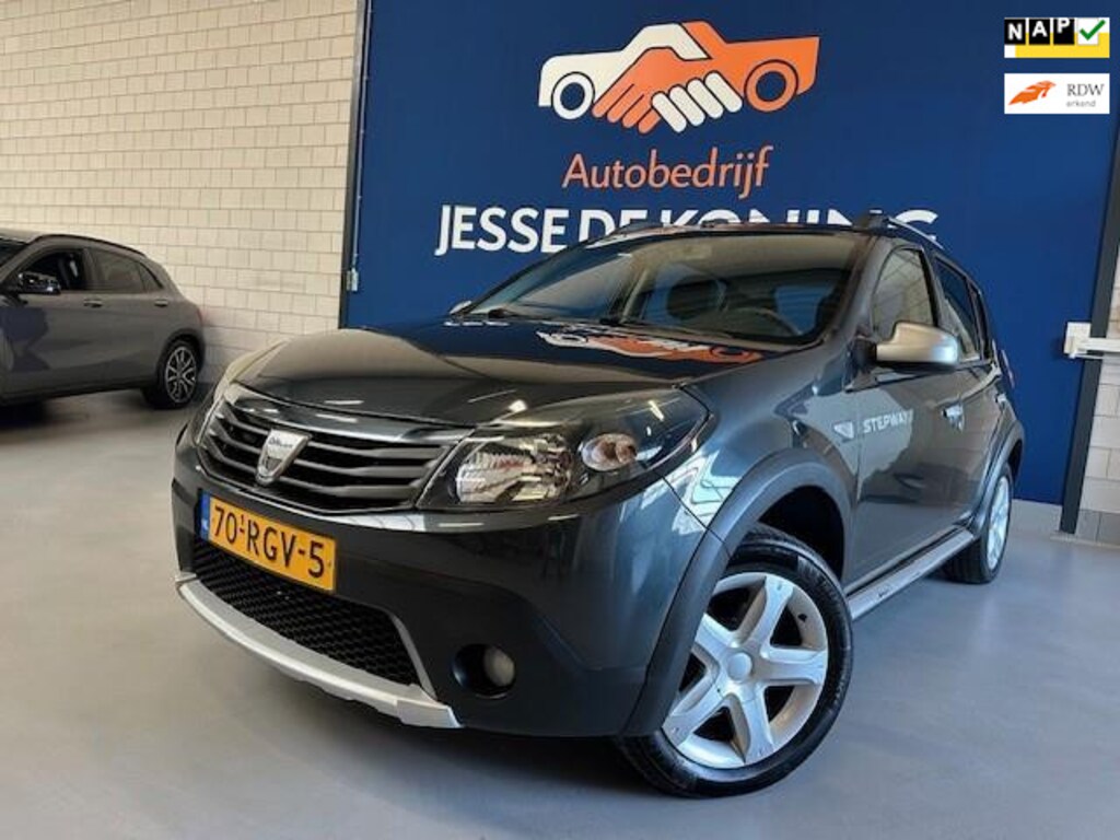 Dacia Sandero 1.6 Stepway / bj.2011 / kleur: grijs / airco / trekhaak / 5 deurs / Hoge Instap / APK 01/2027 / NAP met 158487 km.