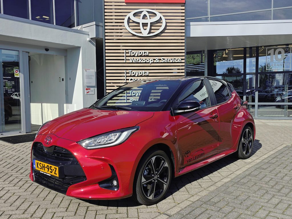 Toyota Yaris 1.5 Hybrid 130 Executive NIEUW DIRECT LEVERBAAR! STOEL/STUURVERW 17'' LM-VELGEN PARK-SENSOREN BLIND-SPOT CLIMA KEYLESS LEER NAVI CAMERA APPLE/ANDROID LED