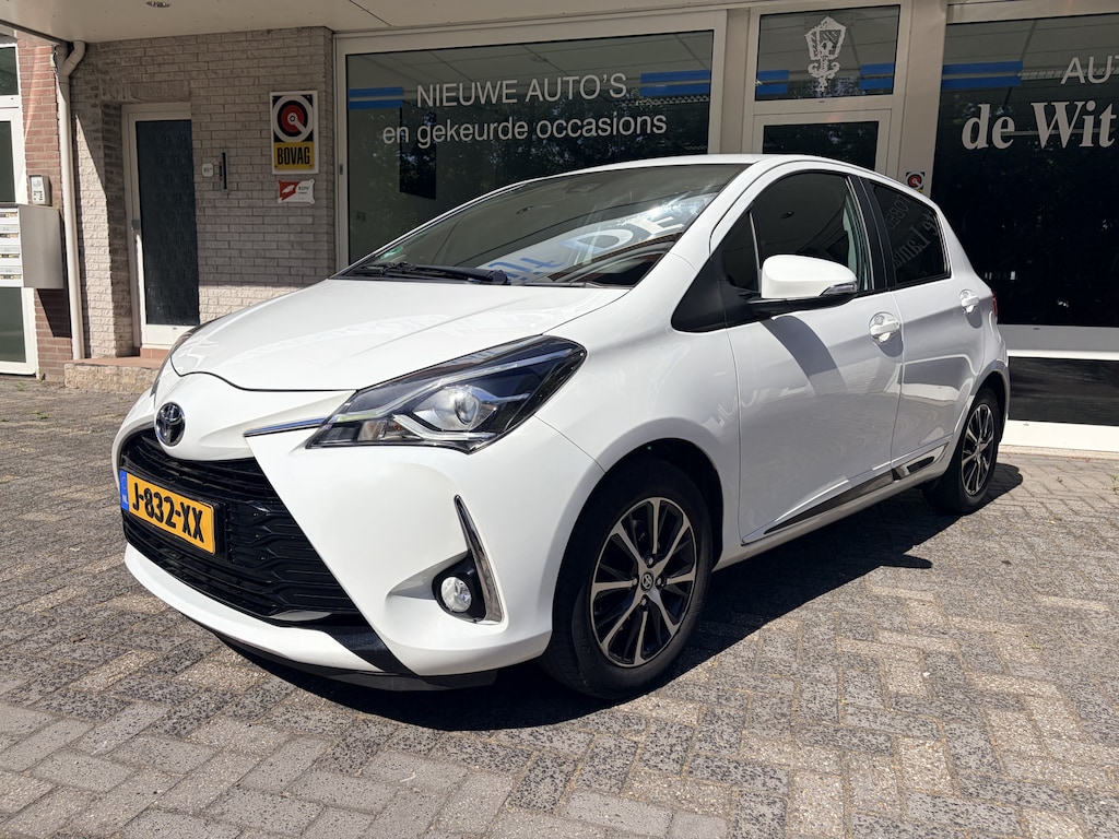 Toyota Yaris 1.5 VVT-i Dynamic Achteruitrij camera/Autom. airco/Audio installatie/Hoogte verstelbare stoelen/verwarmde elektrisch verstelbare spiegels /Cruise controle/Keyless entry/Led dagrij verl./Mistlampen voor/Leder m