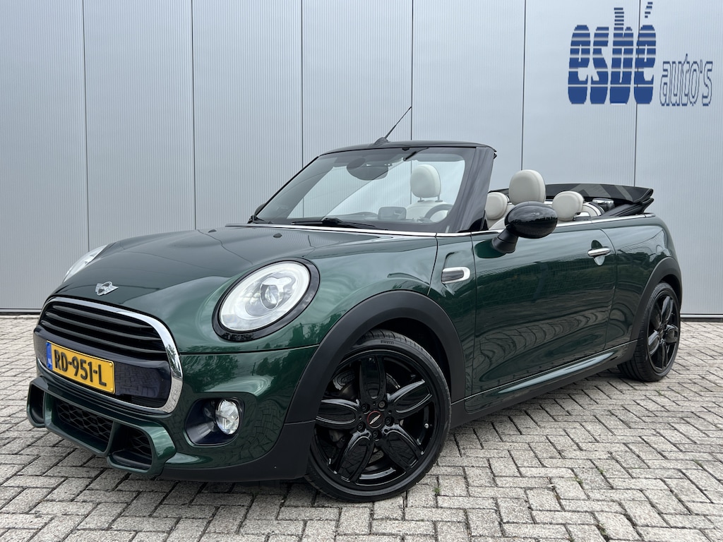 MINI Cooper Cabrio 1.5 136 pk Automaat JCW Navigatie Head-Up Display Harman Kardon Audio Sportstoelen leder Stoelverwarming Led Koplampen 18 Inch Velgen Parkeersensoren NL Auto John Cooper Works Pakket