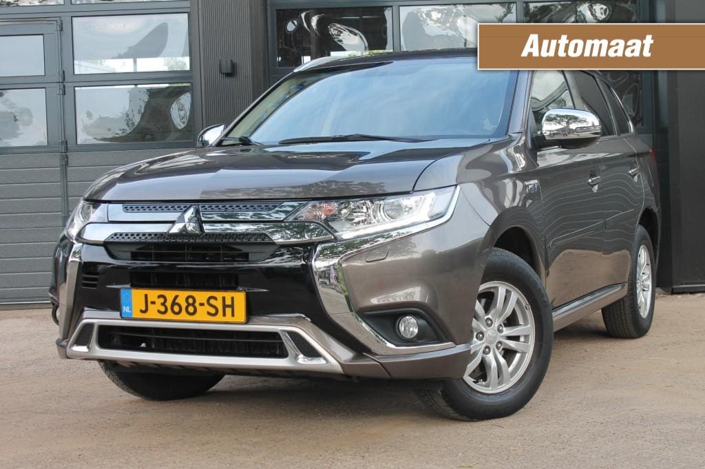 Mitsubishi Outlander 2.4 PHEV PURE **NL-Auto**  Trekhaak / camera / winterbanden set