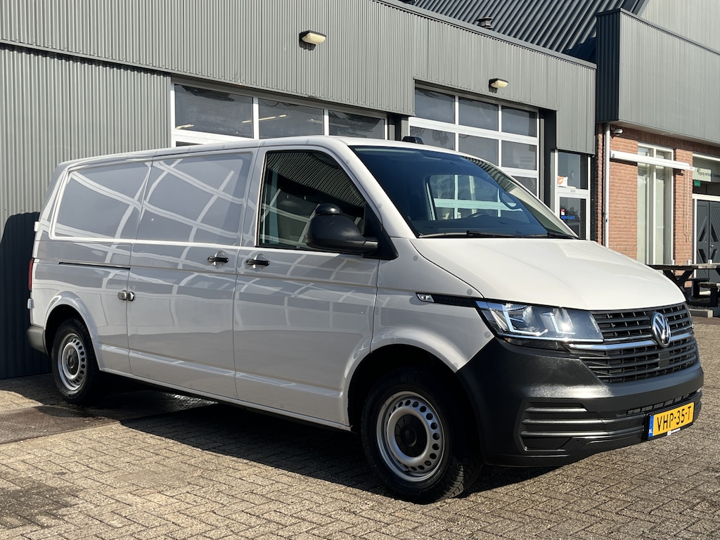 Volkswagen Transporter 2.0 TDI L2H1 Sortimo Kastinrichting Trekhaak 2200kg trekgewicht Airco Cruise controle Telefoonverbinding Apple carplay Euro 6