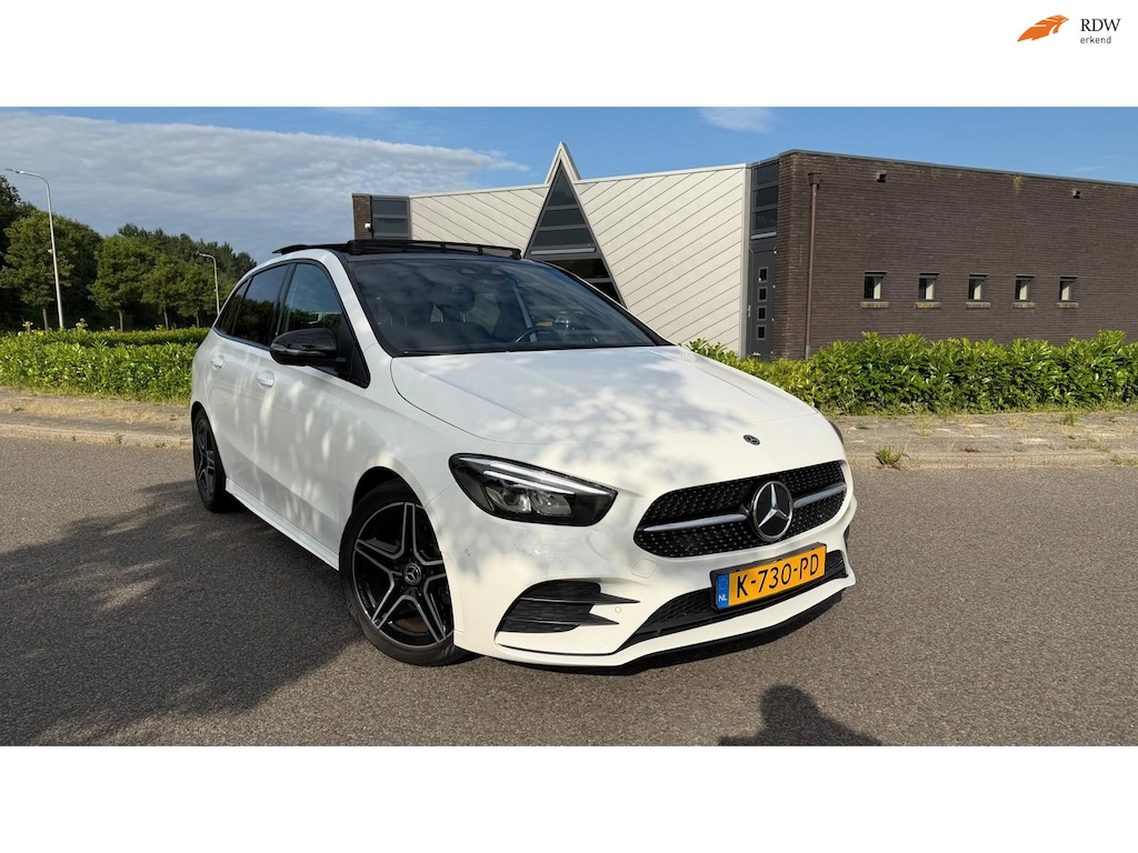 Mercedes-Benz B-klasse 200 Business Solution AMG | Panorama dak | AUTOMAAT | Stoelverwarming| Achteruitrijcamera | Trekhaak |