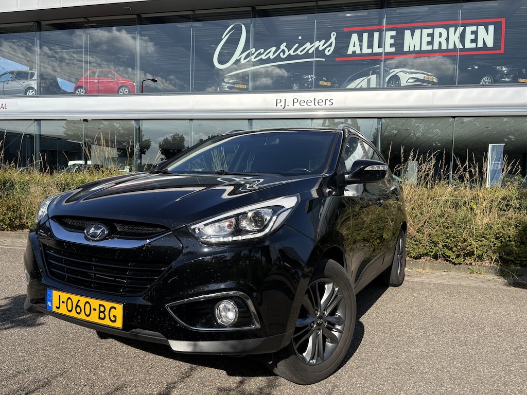 Hyundai ix35 1.6i GDI i-Vision Airco - Achteruitrijcamera - Navigatiesysteem - Cruise control - Parkeersensor achter - Licht metalen velgen 17 inch - Stoelverwarming - Mistlampen - Radio - Bluetooth - Dakrails - Elektrische ramen - Extra getint glas achter - Stuur multifunctioneel - Nieuwe APK keuring tot juni 2027