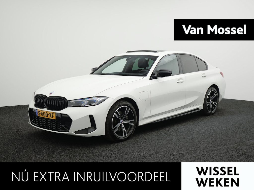 BMW 3-Serie 330e | Automaat | M Sportpakket / BMW 50 Jahre | HUD | Schuif Dak | BMW Live Cockpit Plus | BMW Individual hoogglans Shadow Line |  DAB-Tuner |  Ambiance verlichting | 12 Maanden BOVAG Garantie |