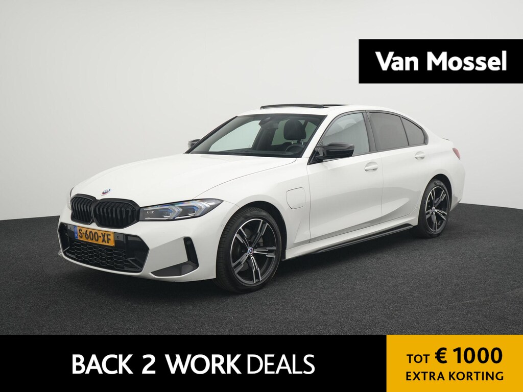 BMW 3-Serie 330e | Automaat | M Sportpakket / BMW 50 Jahre | HUD | Schuif Dak | BMW Live Cockpit Plus | BMW Individual hoogglans Shadow Line |  DAB-Tuner |  Ambiance verlichting | 12 Maanden BOVAG Garantie |