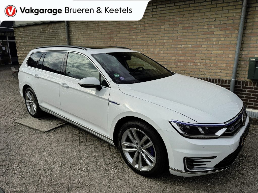 Volkswagen Passat Variant 1.4 TSI GTE Highline / Panoramadak / Leder / Trekhaak