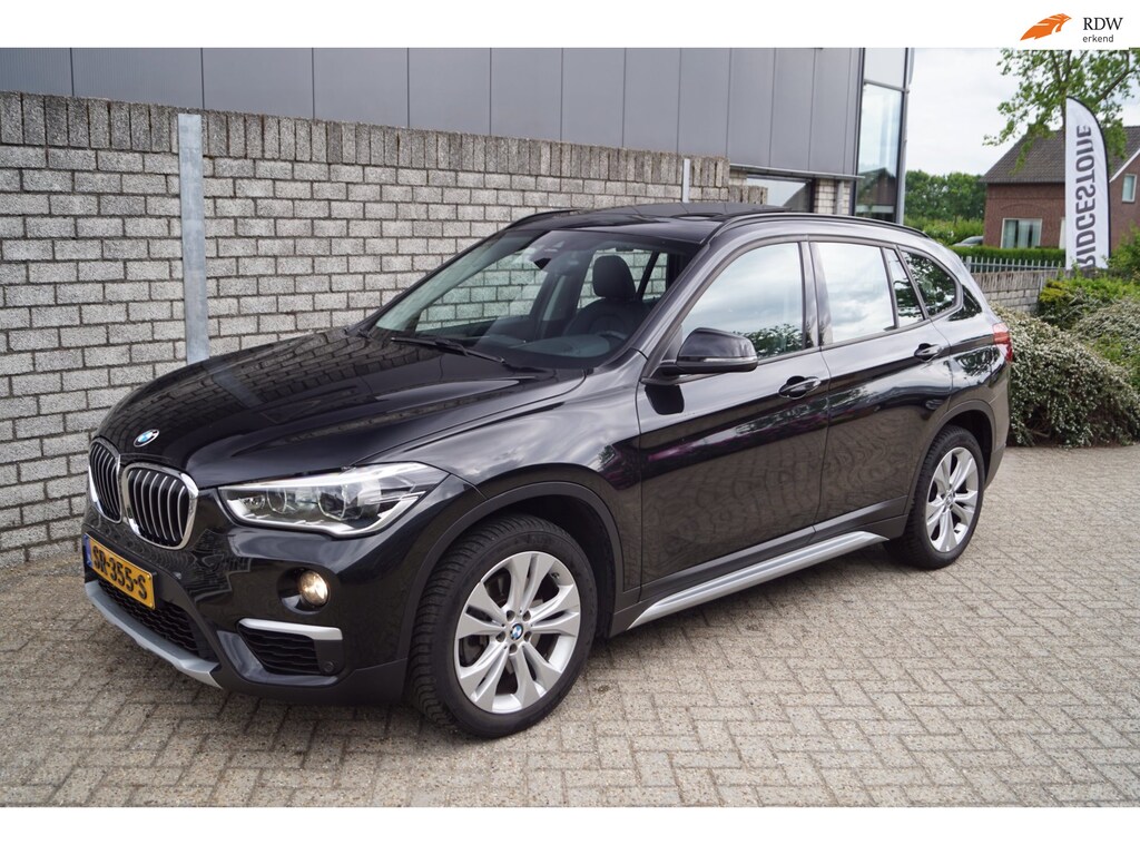 BMW X1 XDrive20i High Executive Autom Panodak Leder Sportst Stoelverw Navi Head-Up Clima Cruise 2x PDC LED Kopl LMV 18 ENZ.