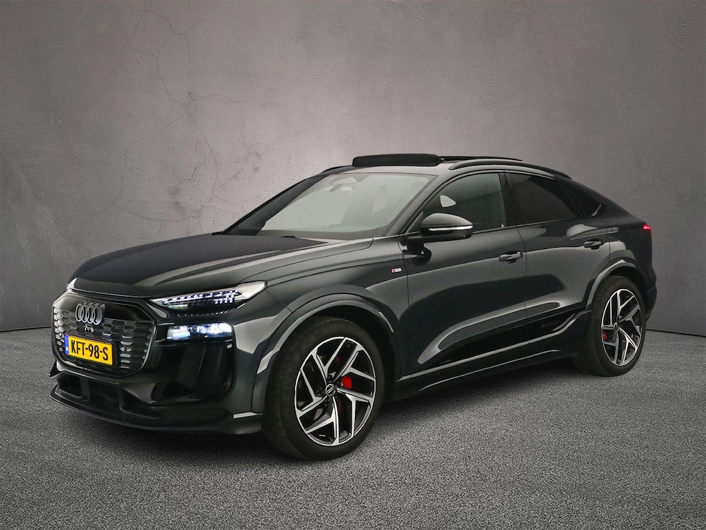 Audi Q6 Sportback e-tron S edition quattro 100 kWh | Trekhaak | Adaptieve Luchtvering | Adaptieve Cruise | Head-up | B&O 3D | Panorama Dak | Camera | Pack Tech | Navigatie-pakket | Interieur-pakket | Trekhaak-pakket |