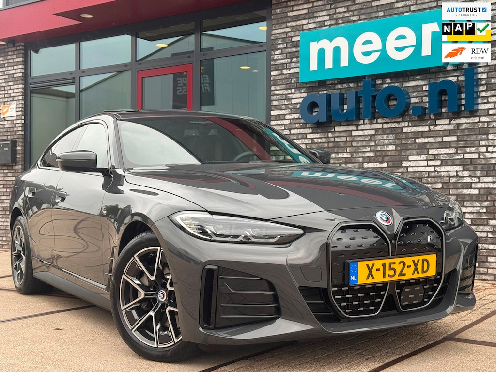 BMW i4 40 84 kWh High Executive M-SPORT l SOH 96,4% l H/K l HUD l 360 l SCHUIFDAK l DRAVITGRAU l SFEER l ORG.NL l 1e EIG l