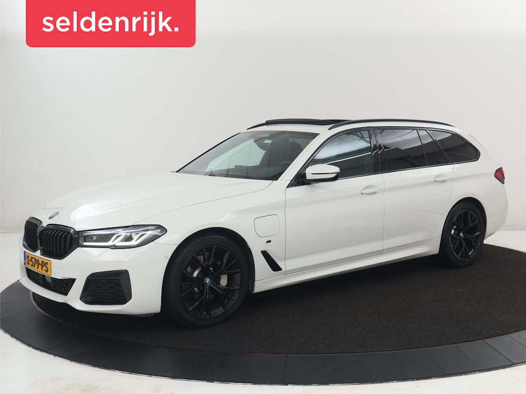 BMW 5-Serie Touring 530e xDrive M Sport | SOH 89,9% | Panoramadak | Head-Up | Full LED | Trekhaak | Carplay | Bluetooth | Navigatie | Sfeerverlichting | Stoelverwarming | Achteruitrij camera | Adaptive cruise control | Climate control