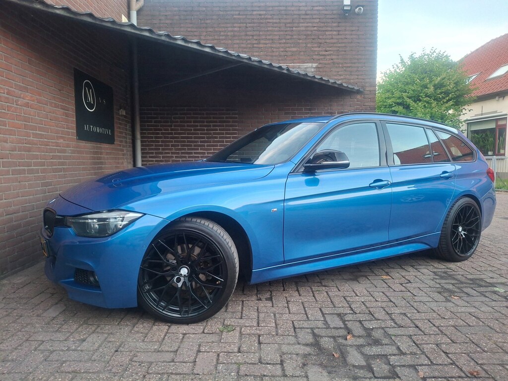 BMW 3-Serie Touring 318i M Sport Shadow Line Trekhaak / Apple Carplay / 19Inch / Navigate / Led Verlichting / Lederen Bekleding