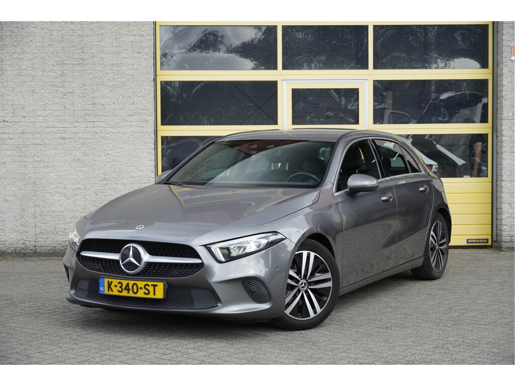 Mercedes-Benz A-klasse 160 5drs Luxury Business Solution BJ2021 Lmv 17" | Led V+A | Pdc | Achteruitrijcamera | Navi | Virtual cockpit | Dashboard verlichting | Climate control | Cruise control | Lederen Sportstoelen | Verwarmde voorstoelen | Zwarte hemel | Getint glas