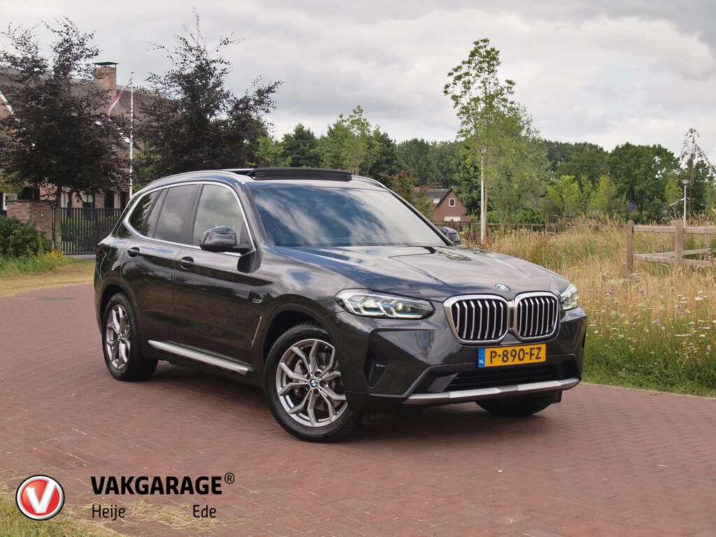 BMW X3 xDrive30e Business Edition Plus | Panoramadak | Head-Up Display | Camera | Sfeerverlichting | LED-Laser |
