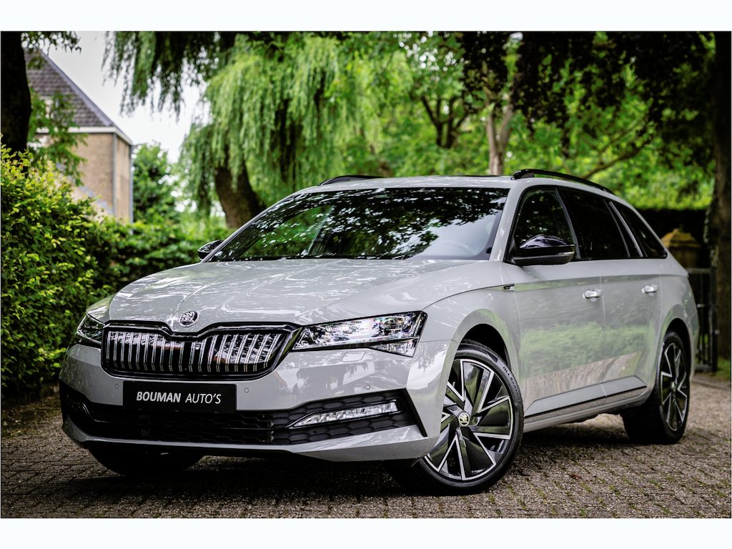 Skoda Superb Combi 1.4 TSI iV Sportline Business Panorama Matrix ACC 360 Camera