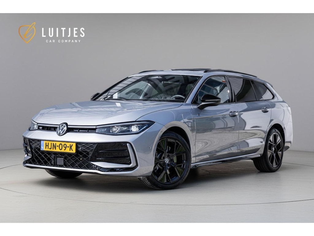 Volkswagen Passat Variant 1.5 eHybrid R-Line Black-Style Org.NL|Pano|Massage|Elek-trekhaak|Winterpack|Camera|1e-eig.|Fabrieksgarantie