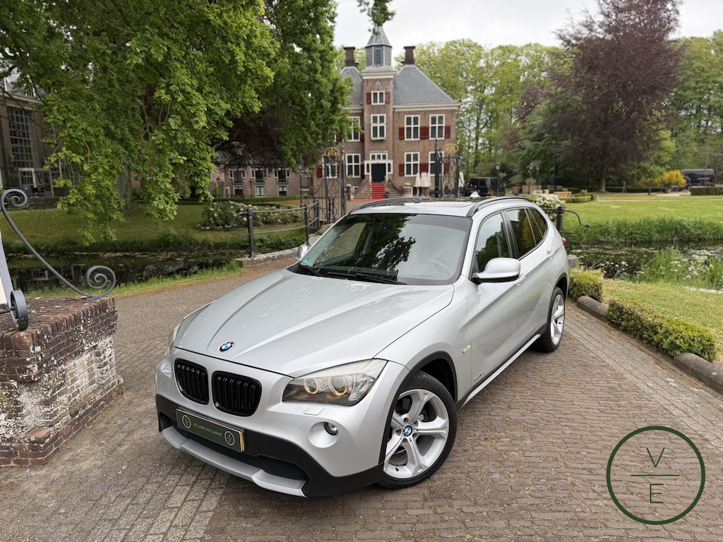 BMW X1 sDrive18i Executive | Pano | Trekhaak | PDC | Leder |