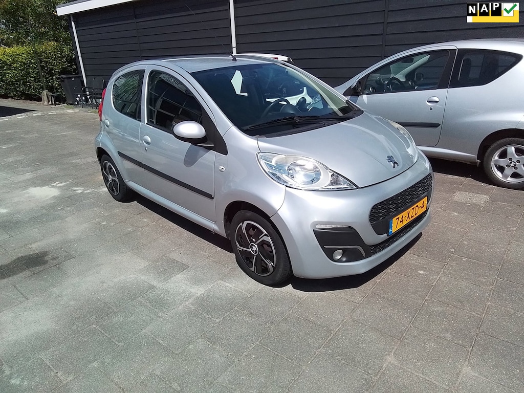 Peugeot 107 1.0 Active zeer Airco led. NL auto 84744km .nap