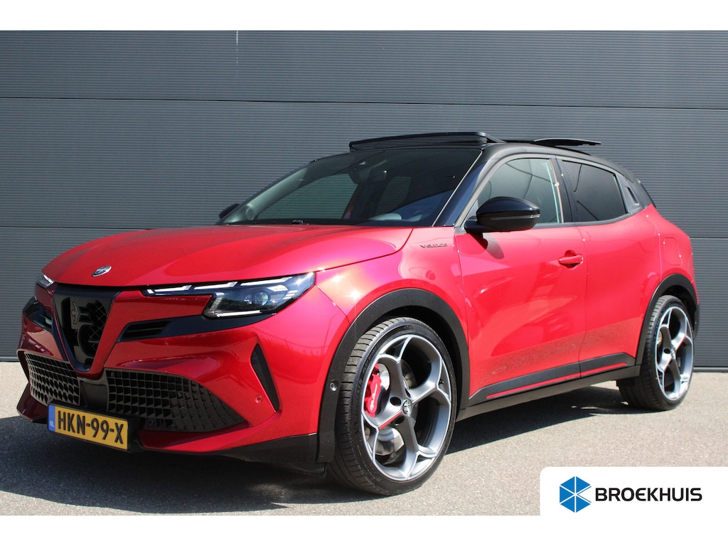 Alfa Romeo Junior Elettrica Veloce 280pk 54 kWh | Nieuwprijs €55.000,- | Panorama/schuifdak | Sabelt sportstoelen | NL auto | 11.000km |