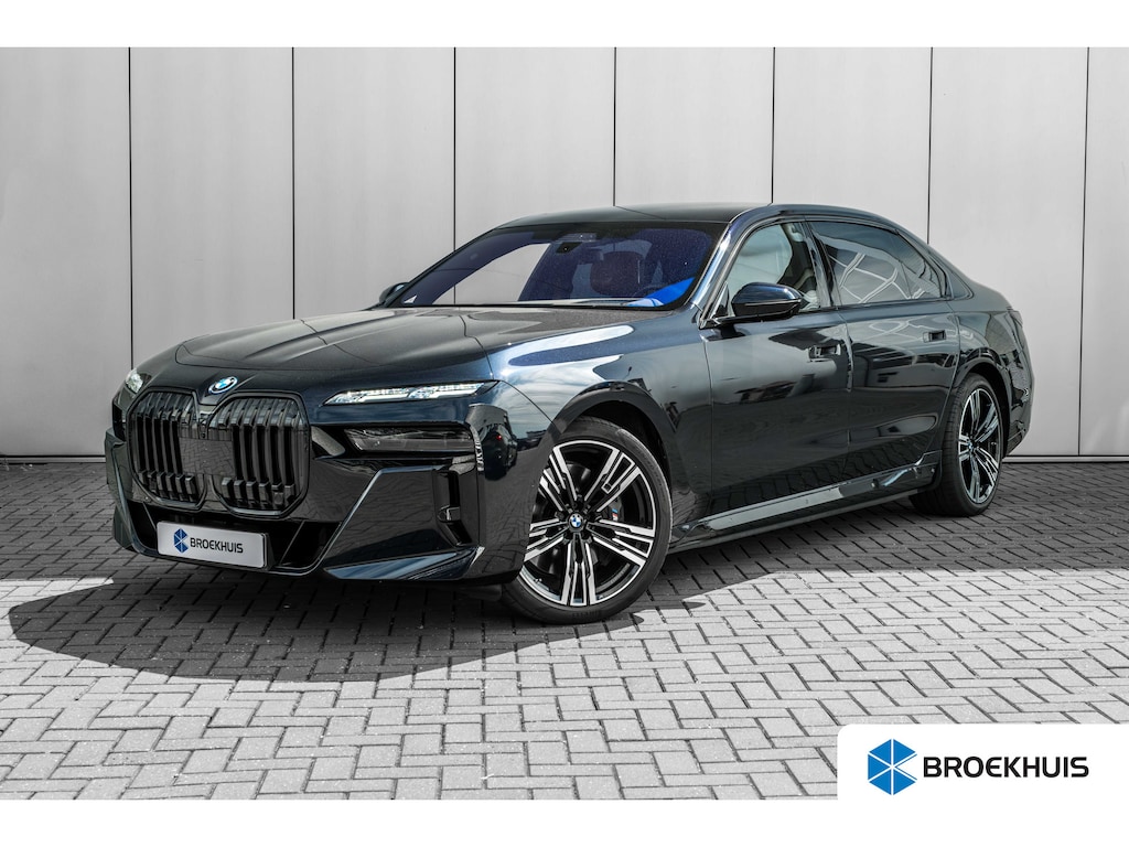 BMW i7 xDrive60 106 kWh 545 PK | Skylounge Panorama Dak | Achteras besturing | Elektrische deuren | Stoelmassage voor + achter |