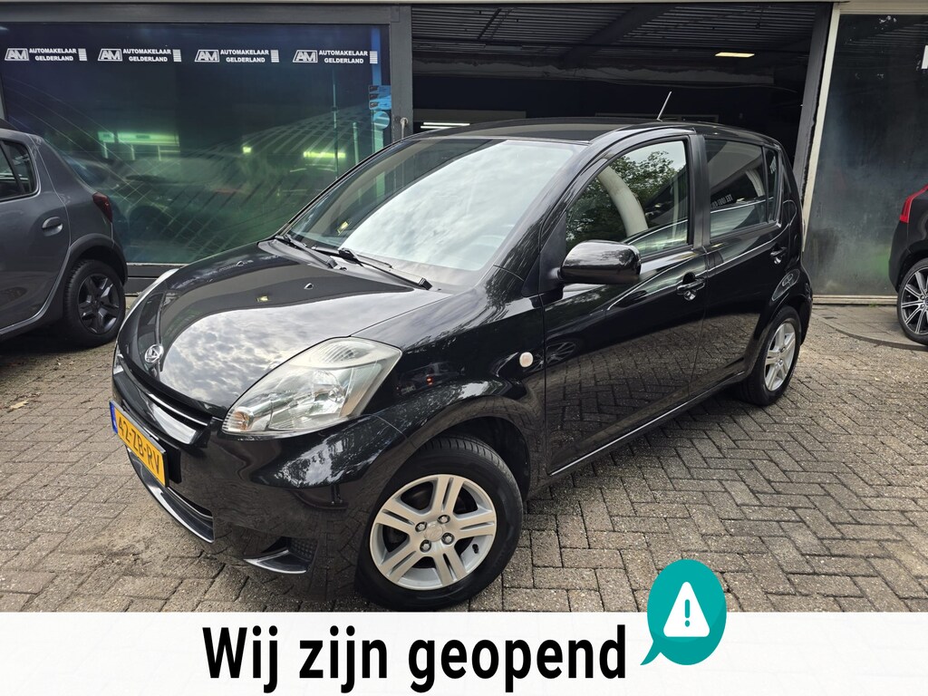 Daihatsu Sirion 2 1.0-12V Premium | 1E EIGENAAR |3/6 OF 12MND GARANTIE | AIRCO | ELEC RAMEN | LMV |