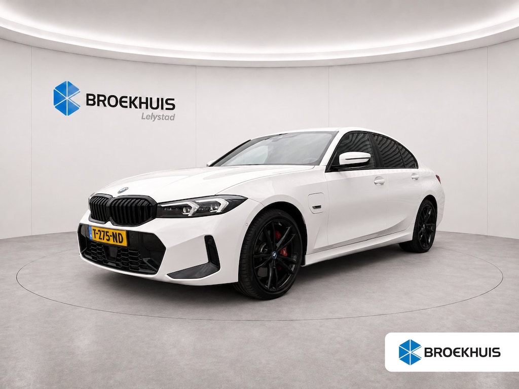 BMW 3-Serie 3-Serie 320e 204PK HIGH EXECUTIVE M-SPORT AUTOMAAT / NAVI / LEDER / CLIMA / PDC / 19" LMV / CAMERA / ADAPT. CRUISECONTROL / KEYLESS / FULL-LED / WINTERPAKKET / ORG. NL. / NIEUWSTAAT !!