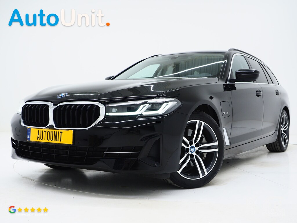 BMW 5-Serie Touring 530e | Leder | Trekhaak | Keyless | Camera | Sfeerlicht | Dodehoek | Cruise | Carplay