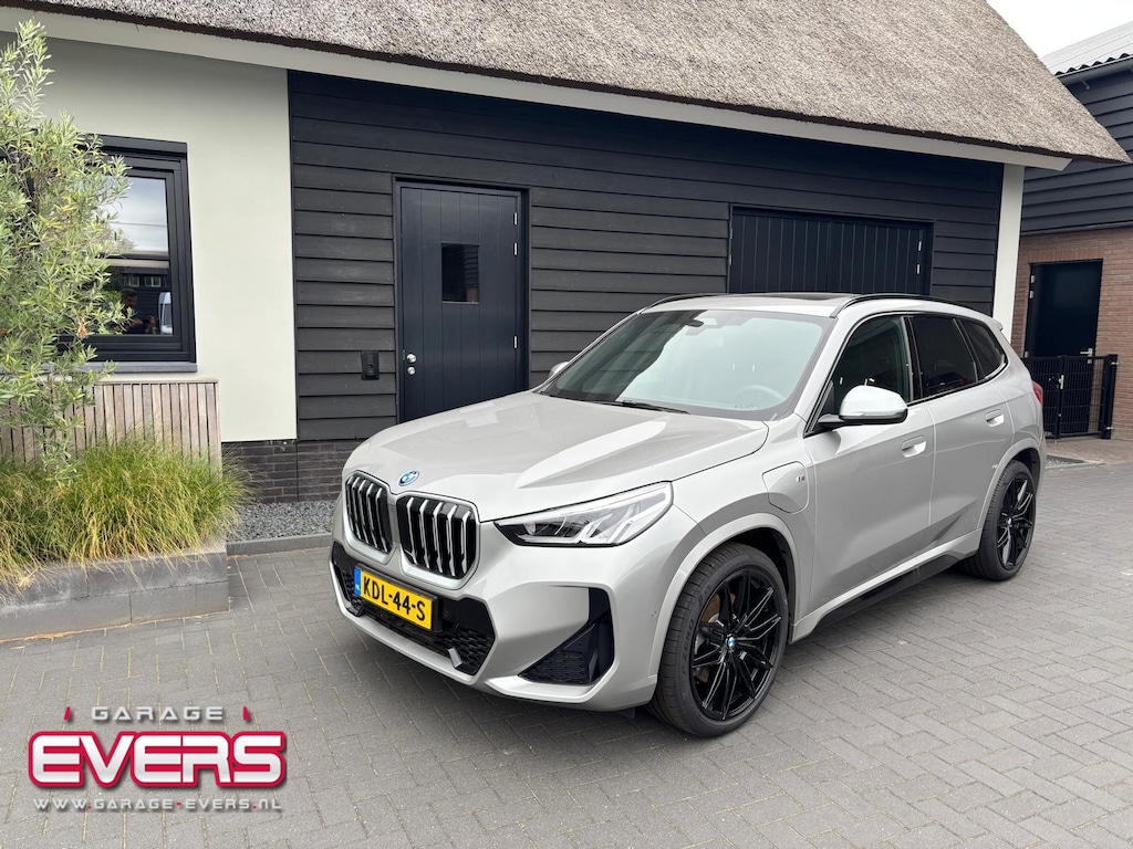 BMW X1 xDrive30e M-Sport | Pano dak | Elektr. Trekhaak | 20'' zwarte velgen | BTW AUTO
