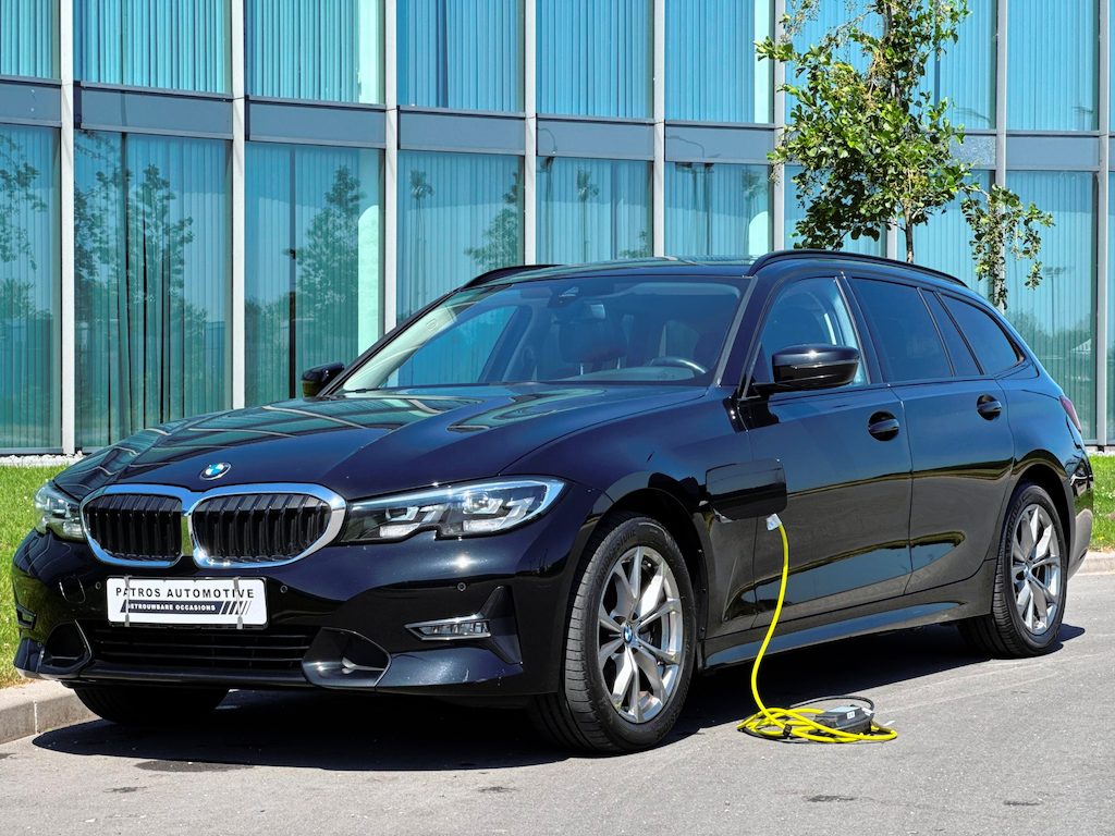 BMW 3-Serie Touring 320e Sport Line PHEV // Panorama Dak // Navi // LED // Cruise // PDC