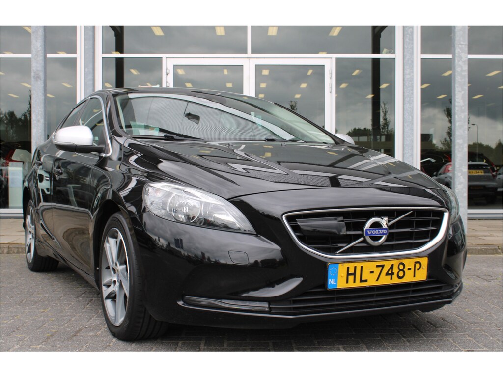 Volvo V40 T2 123PK Automaat Momentum | Org. NL | Styling Kit | Adapt. Cruise | BLIS | PDC Achter | Climate Control | 17" LMV |