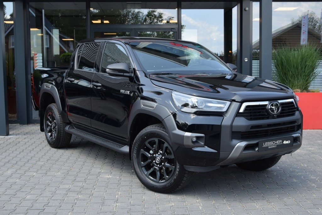 Toyota Hilux 2.8 D-4D DUBBEL CABIN 48V HYBRIDE INVINCIBLE A/T 4WD  2 ZITS VAN ( INCL. BPM GRIJS KENTEKEN )