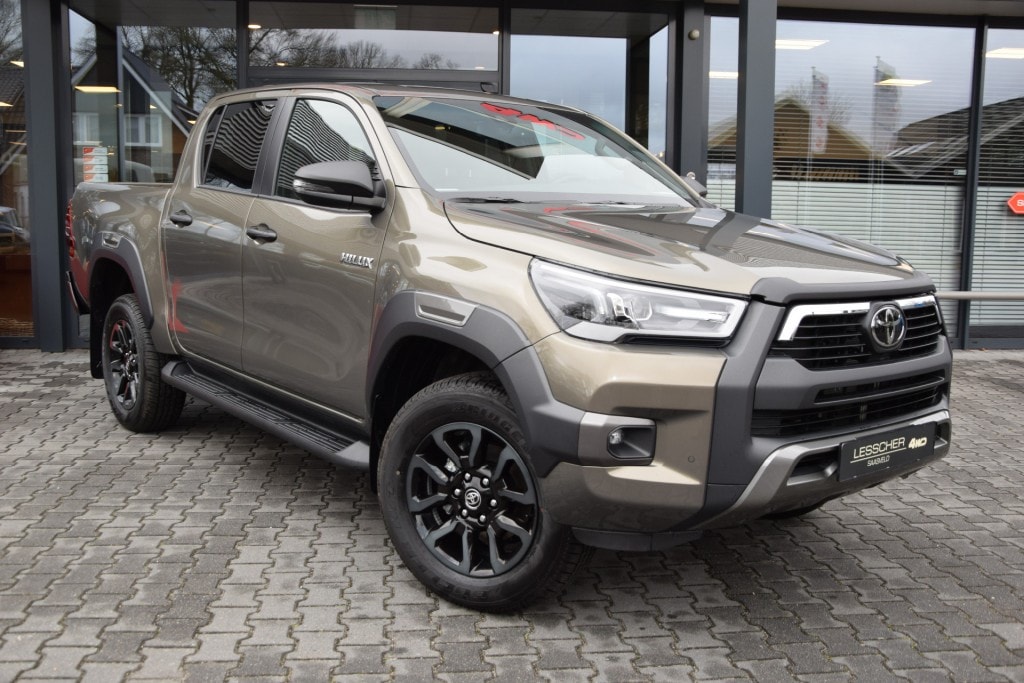 Toyota Hilux 2.8 D-4D DUBBEL CABIN 48V HYBRIDE INVINCIBLE A/T 4WD 2 ZITS VAN ( INCL. BPM GRIJS KENTEKEN )