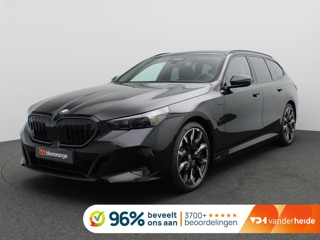 BMW 5-Serie Touring 530e xDrive M-Sport Pro, Panoramadak, Head-Up Display, Stoelverwarming & ventilatie, Bowers & Wilkins Audio, Elektr. Achterklep, Trekhaak, 21" LM Velgen